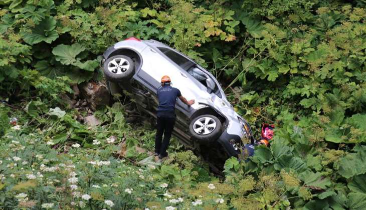 Otomobille 25 metrelik uçuruma yuvarlanan çift ölümden döndü