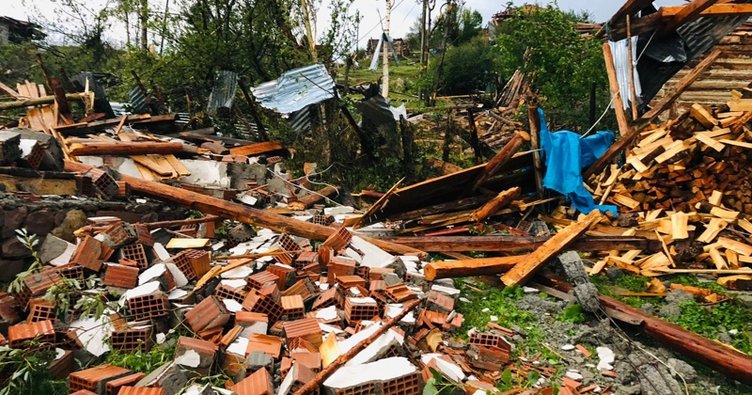 Artvin’de hortum, fırtına ve dolu: Çatılar uçtu, evler hasar gördü