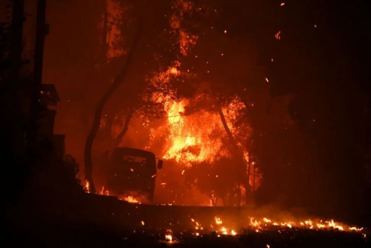 Yunanistan’da yangınlar sürüyor: 1 kişi hayatını kaybetti, ada tahliye edildi