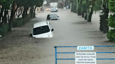 Kastamonu’da sağanak yağış caddeleri göle çevirdi