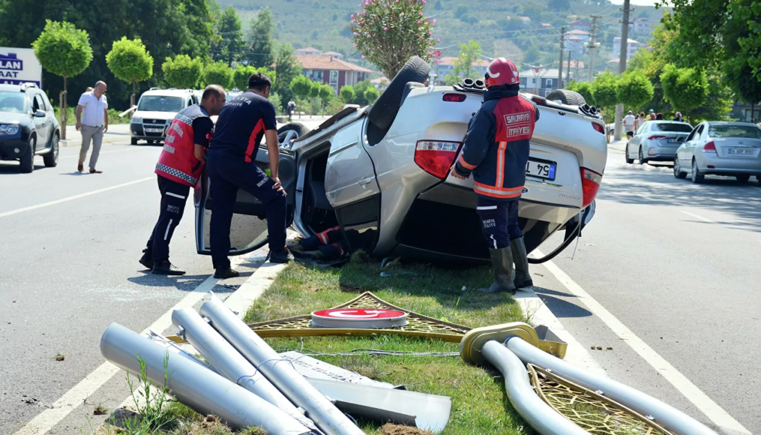 Takla atan aracın şoförünü yoldan geçen ambulans hastaneye yetiştirdi