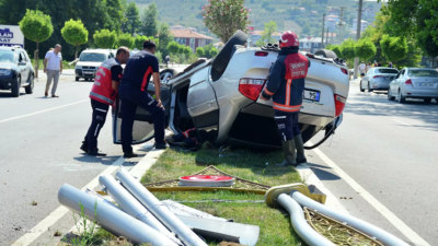 Takla atan aracın şoförünü yoldan geçen ambulans hastaneye yetiştirdi