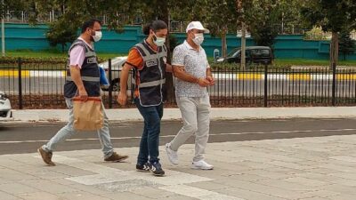 Boşandığı eşini, kızının gözü önünde bıçaklayarak öldürdü