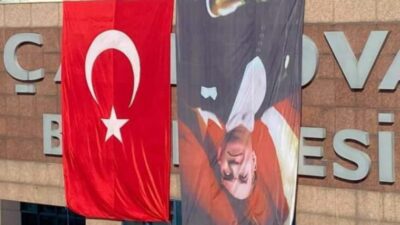 Belediye binasına Atatürk resmini ters astılar!