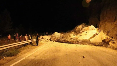 Karabük-Zonguldak karayolu heyelan nedeniyle trafiğe kapandı