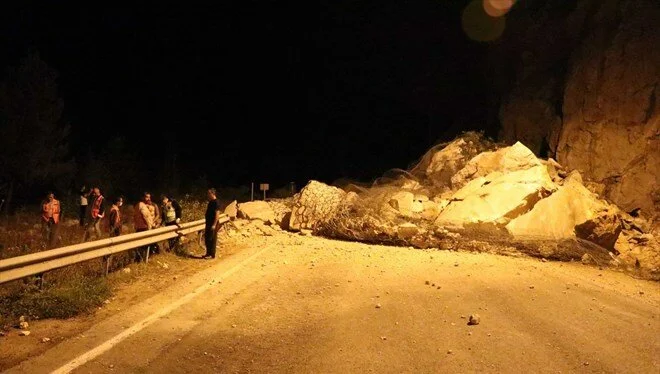 Karabük-Zonguldak karayolu heyelan nedeniyle trafiğe kapandı