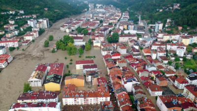 Sel felaketinin vurduğu Bozkurt’ta çatılarda kurtarılmayı bekleyenler var