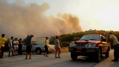 Rodos Adası orman yangını nedeniyle elektriksiz ve susuz kaldı