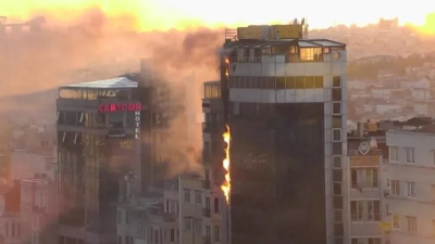 Taksim’de korku dolu anlar! Çatıda mahsur kaldılar…