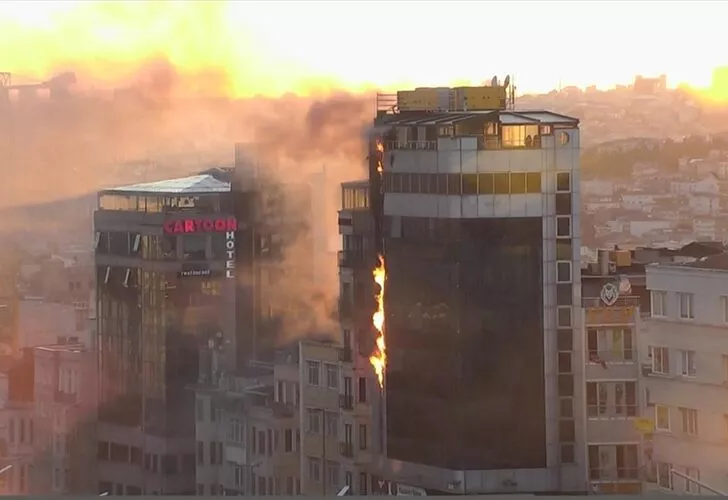 Taksim’de korku dolu anlar! Çatıda mahsur kaldılar…