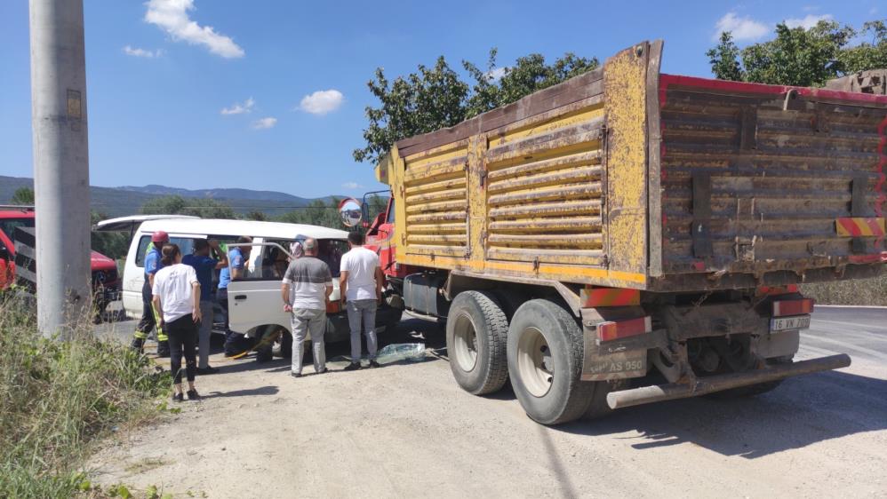 Bursa’da dikkatsizlik kazaya neden oldu! Sürücü araçta sıkıştı