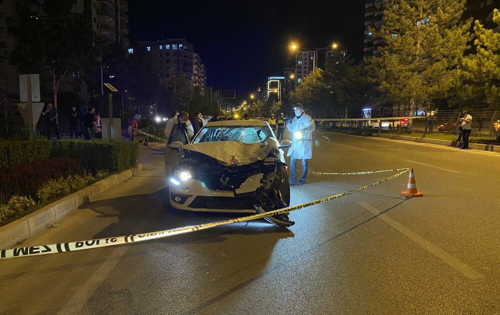 Yola fırlayan çocuğu kurtarmak isterken canlarından oldular