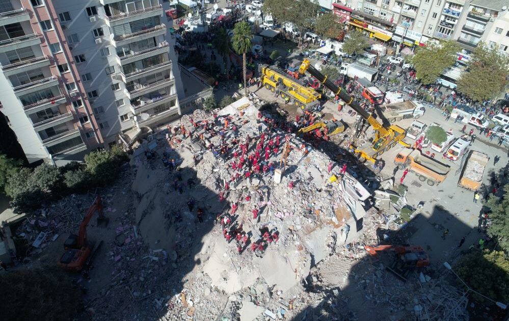 36 kişiye mezar olan Rıza Bey Apartmanı davasında depremzedeler fenalaştı