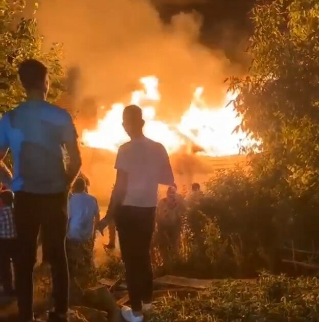 Düğünde atılan havai fişek samanlığı küle çevirdi