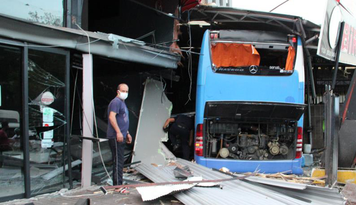 Turizm otobüsü karşı şeride geçip iş yerine girdi