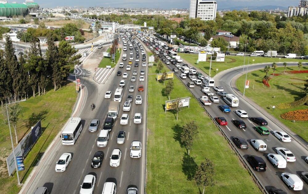 Bursa’da okullar açıldı, trafik kilitlendi!