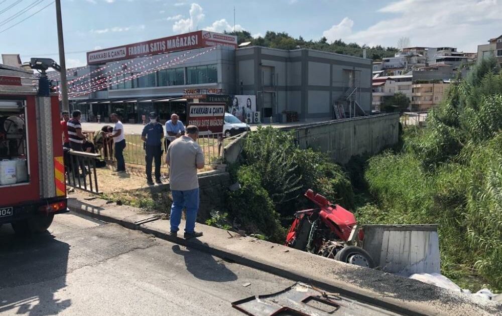 Bursa’da kontrolden çıkan TIR dereye uçtu: 2 yaralı