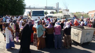 Diyarbakır’da okulu yıkılan öğrenci velileri yol kapattı