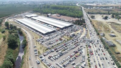 Bursa’da ‘kuş pazarı’ yoğunluğu… Park yeri bulunamadı!