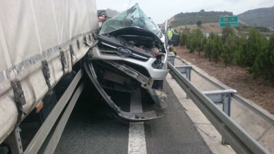 Bursa’da şeker komasına girip kaza yaptı, aracı hurdaya döndü!