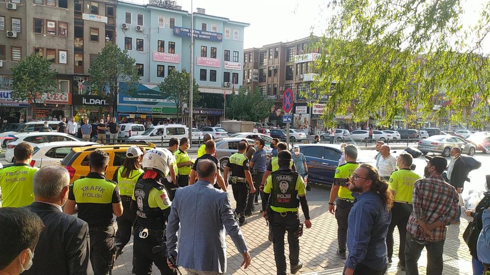 Bursa’da şehir merkezinde şok! Yolcuyla tartışan taksici bıçaklandı…