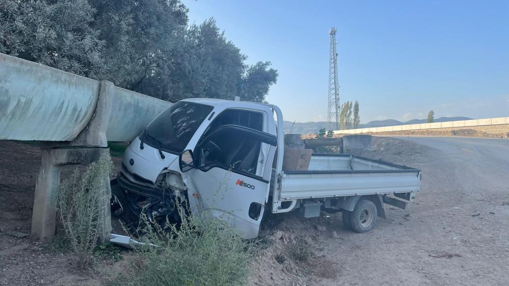 Bursa’da kontrolden çıkan kamyonet sulama kanalına çarptı