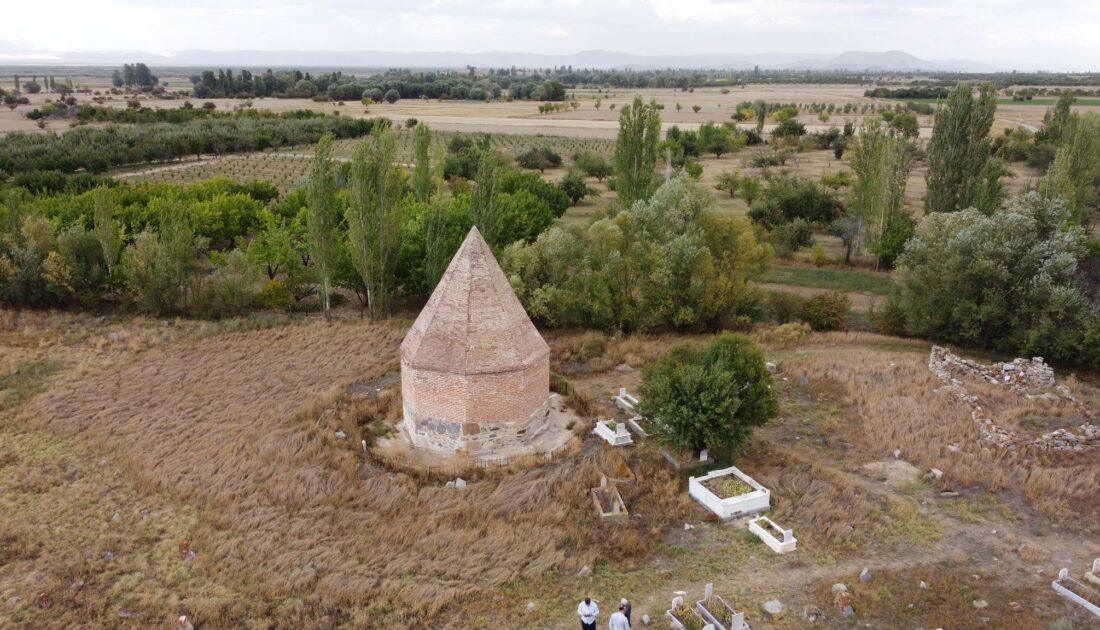 Tarihi Selçuklu kümbetini defineciler talan etti! Cenazeyi çalıp çimento torbası koymuşlar…