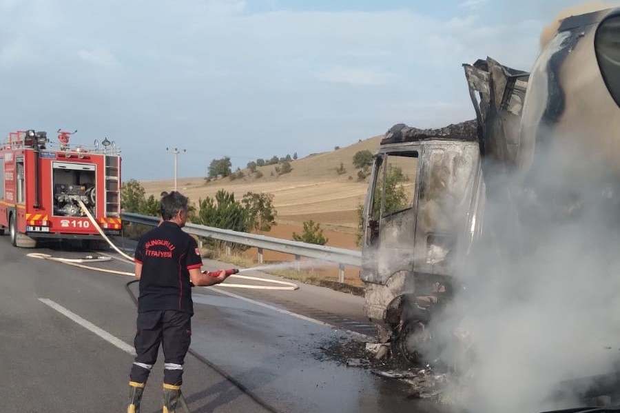 Çorum’da üzüm yüklü TIR alev topuna döndü