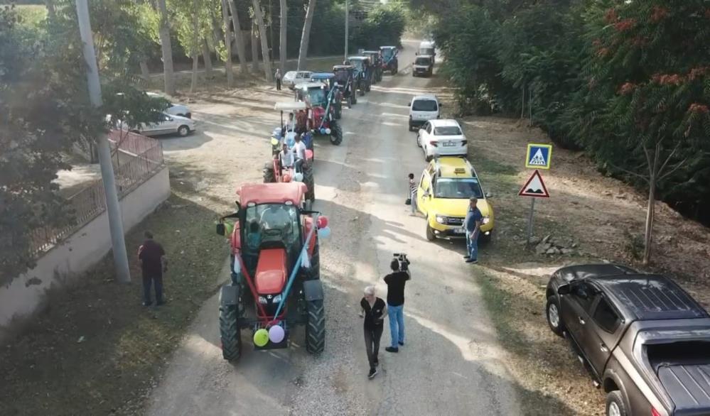 Bursa’da traktörlerle düğün konvoyu yaptılar