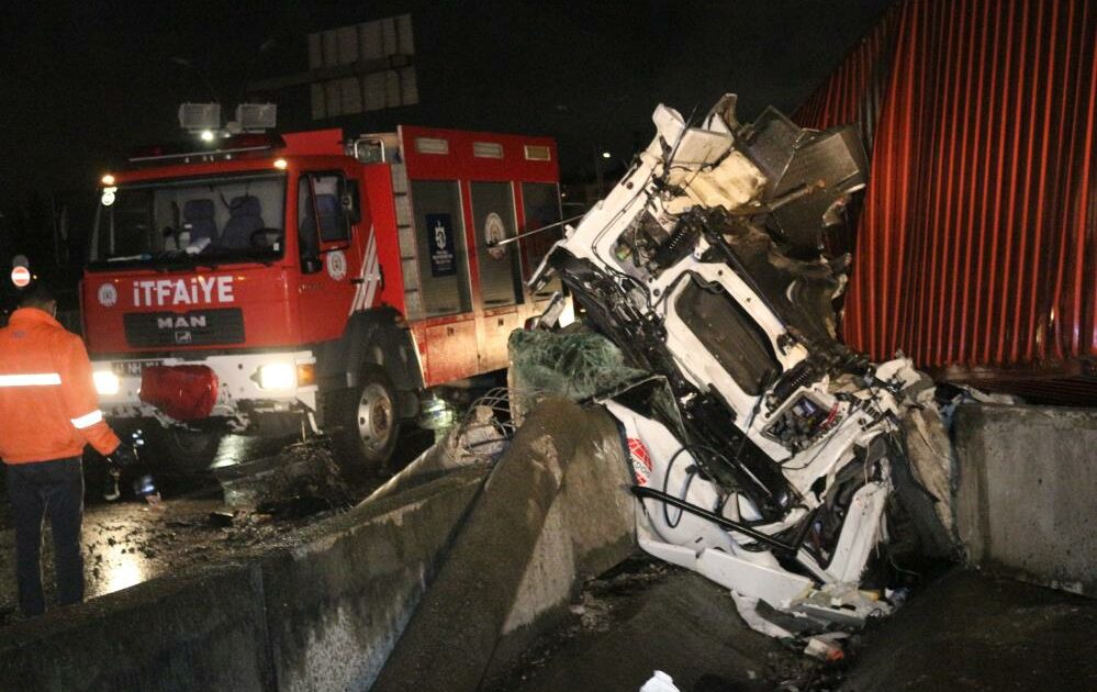 Parçalara ayrılan TIR’dan sağ çıktı!