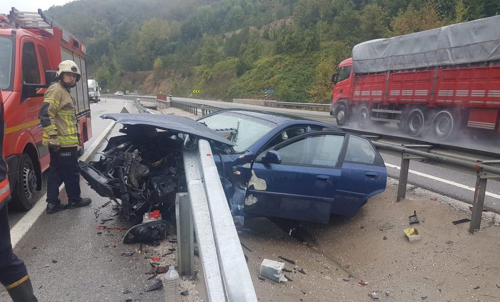 Bursa’da otomobil bariyere saplandı, sürücü ve kızı ölümden döndü