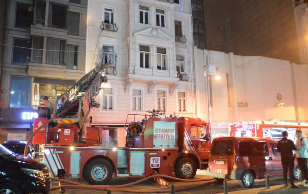 Emre Kınay’ın atölyesinin bulunduğu binada yangın çıktı