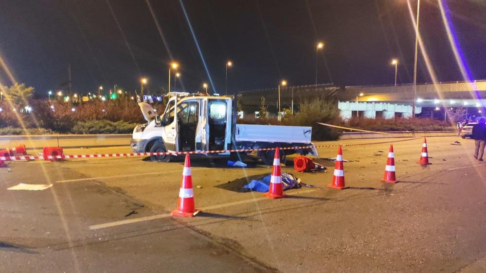 Aydınlatma direklerine bakım yapan işçilere çarptı: 2 ölü, 2 yaralı