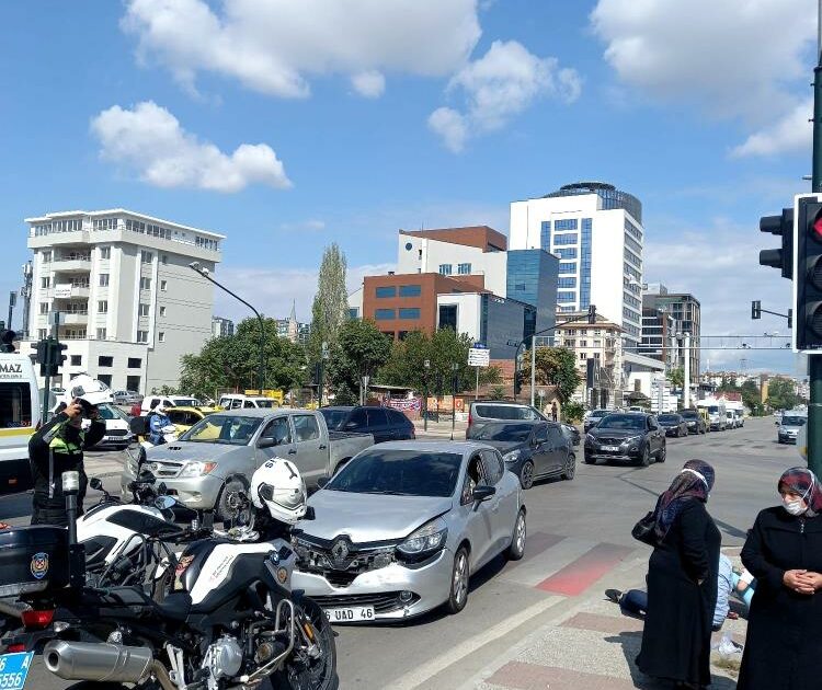 Bursa’da polisten kaçan motosiklet sürücüsü yayalara çarptı