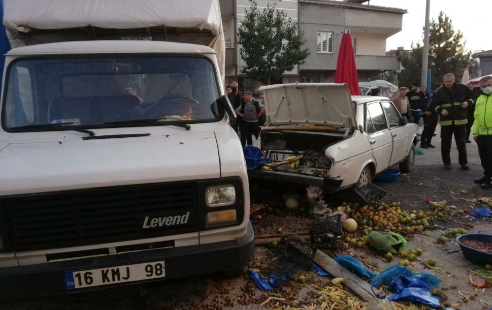 Bursa’da akılalmaz kaza! Otomobil pazara daldı