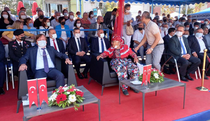 Belediye başkanının koltuğuna oturan yaşlı kadını güçlükle ikna ettiler