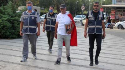 Elinde kızının fotoğrafı, sırtında Türk bayrağı ile Ankara’ya yürüyor