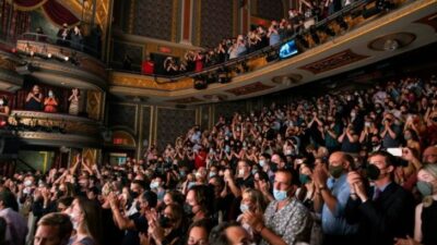 Broadway Tiyatrosu yeniden perdelerini açtı