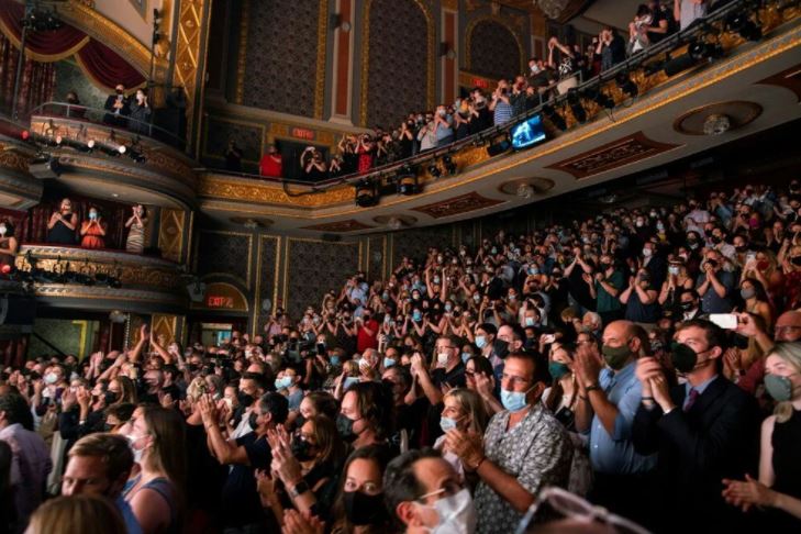 Broadway Tiyatrosu yeniden perdelerini açtı