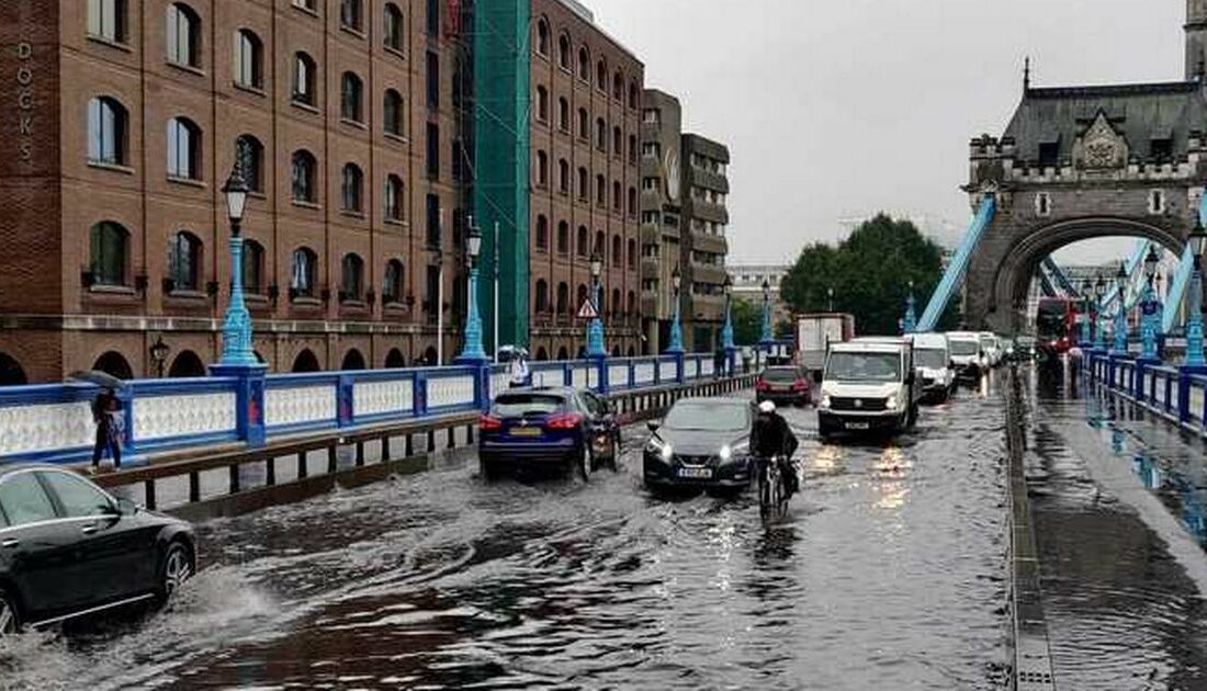 Londra’daki Tower Bridge Köprüsü sular altında kaldı