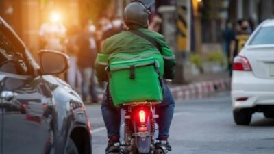 Trafikte motokurye savaşı: Zamanında götürmezsen kazanamazsın