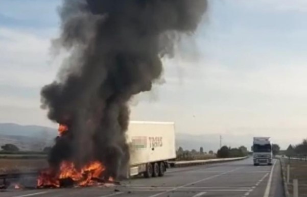 Bursa’da seyir halindeki TIR alevlere teslim oldu