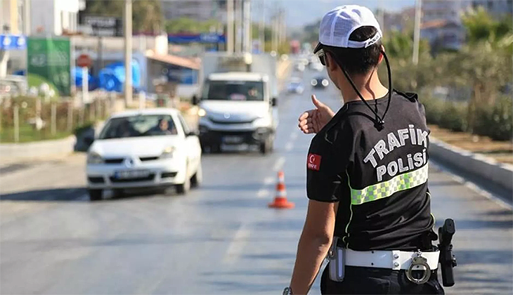 Van’da kapalı kasa kamyonda Afganistan uyruklu 158 kaçak göçmen yakalandı