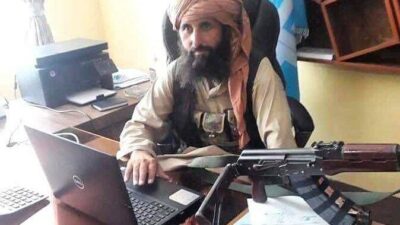 Afganistan’da gündem olan fotoğraf: Bir elinde laptop bir elinde kalaşnikof