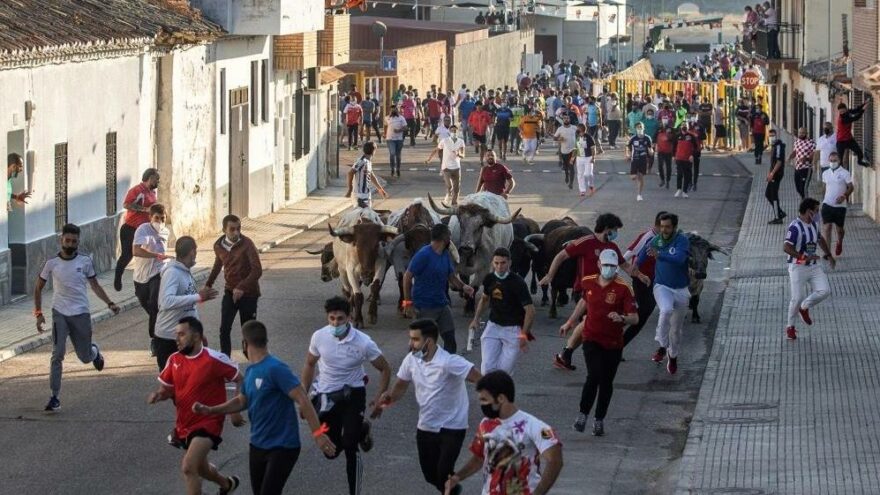 İspanya’da salgın döneminin ilk boğa koşusu yapıldı