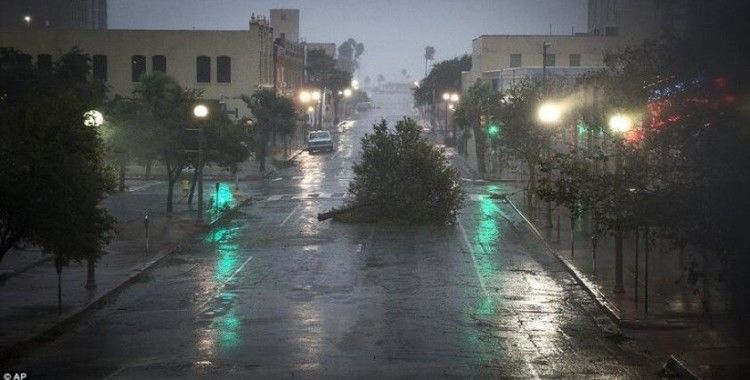 Nicholas Kasırgası karaya ulaştı