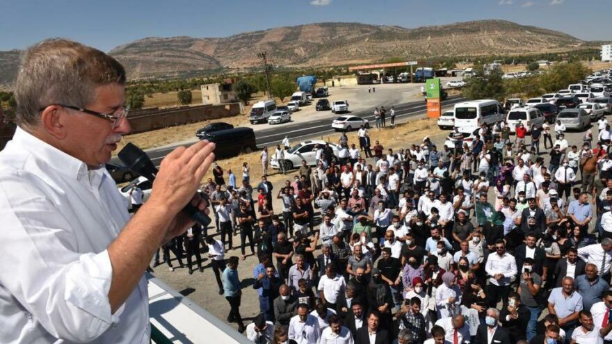 Davutoğlu, Diyarbakır’da gençlerle buluştu