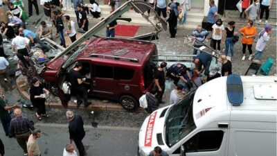 İstanbul’da otomobil durağa daldı: 1 ölü, 7 yaralı