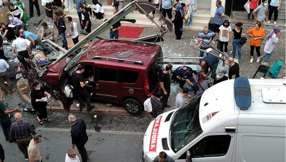 İstanbul’da otomobil durağa daldı: 1 ölü, 7 yaralı