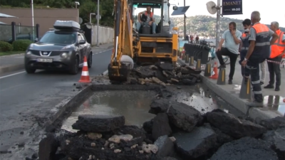 Cadde çöktü, yol trafiğe kapatıldı